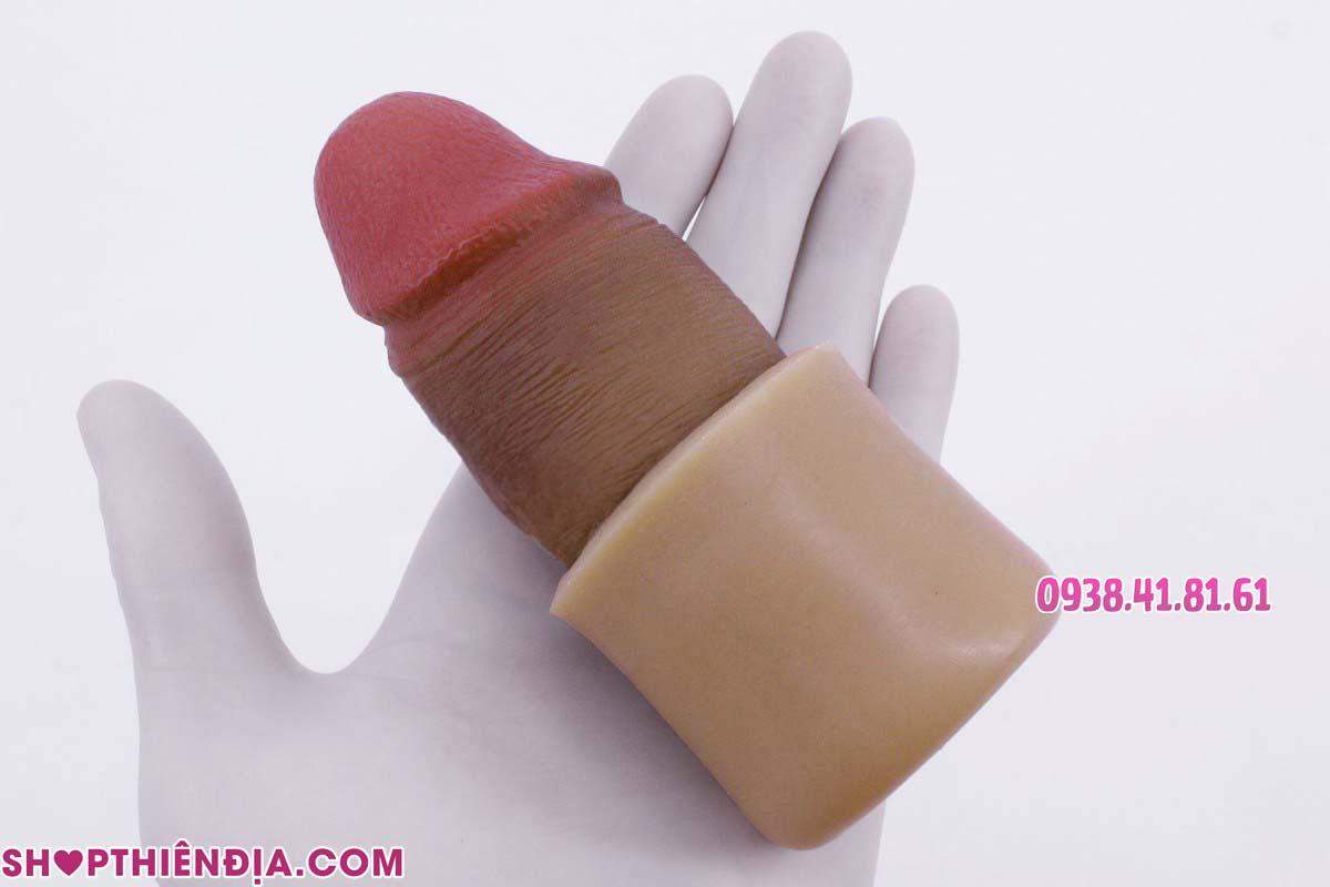 Bao cao su đôn dên cuộn mặt trong ra ngoài, đặt trên lòng bàn tay