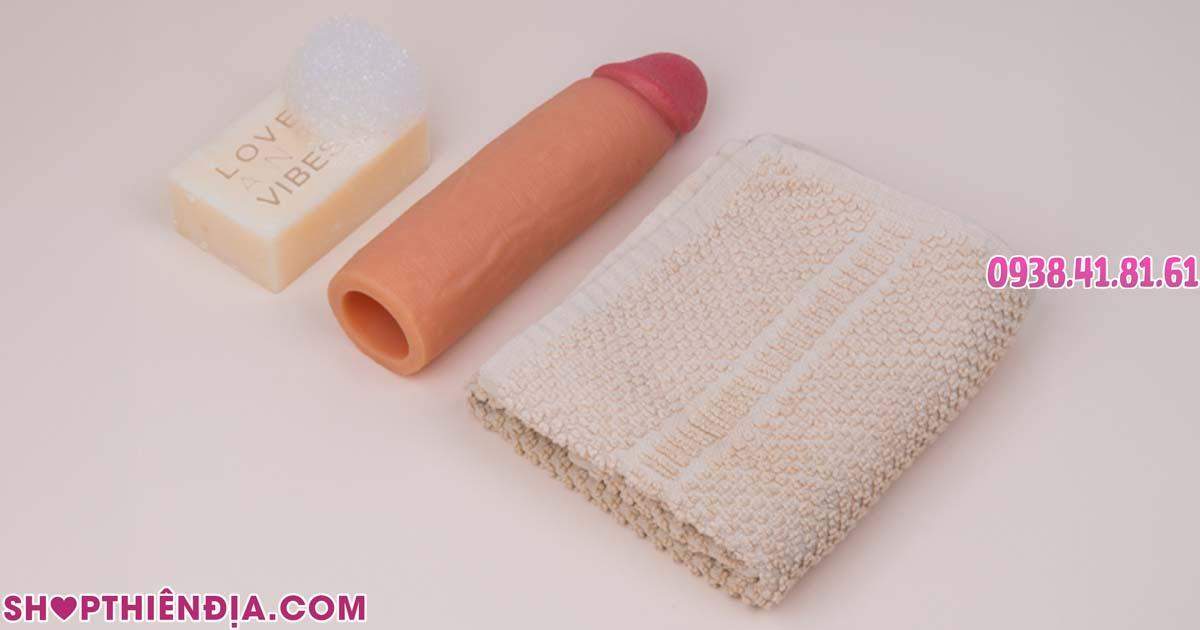 Bao cao su đôn dên đặt cạnh xà bông và khăn khô