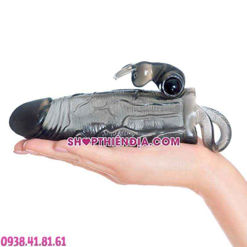 Bao cao su đôn dên có quai đeo trong suốt Thunder đặt trên bàn tay