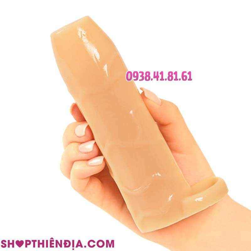 Bao cao su đôn dên hở đầu có quai đeo Xtra được cầm trên tay