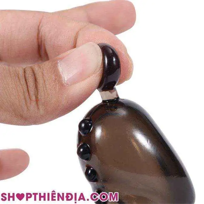 Dùng 2 ngón tay bóp đầu bi của bao cao su đôn dên khúc đầu Big Ball