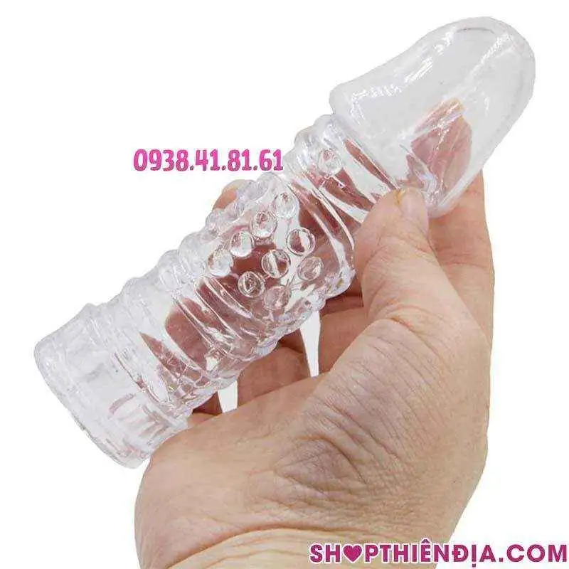Cầm trên tay bao cao su đôn dên loại mỏng Dragon