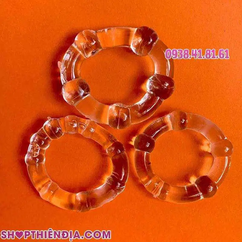 Bộ 3 vòng bi đeo dương vật Stay Hard đặt trên nền màu cam