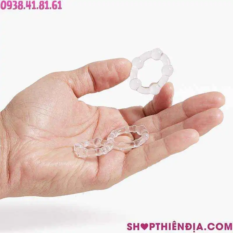 Cầm trên tay bộ vòng bi đeo dương vật Stay Hard