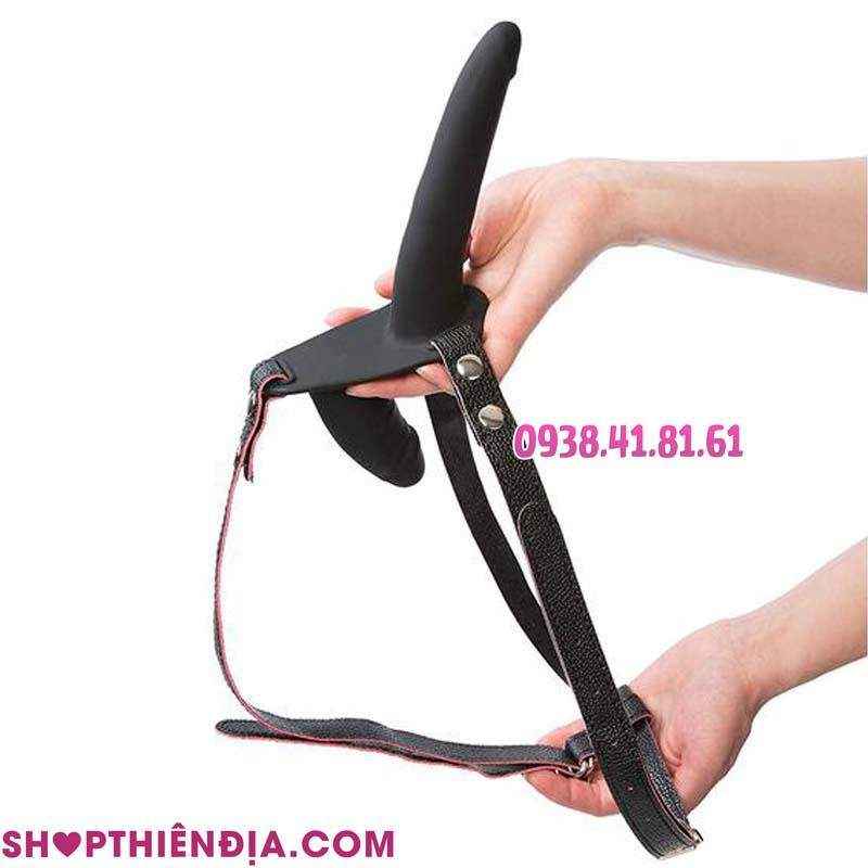 Cầm trên tay cu giả có dây đeo size nhỏ 2 đầu ngược Gordis