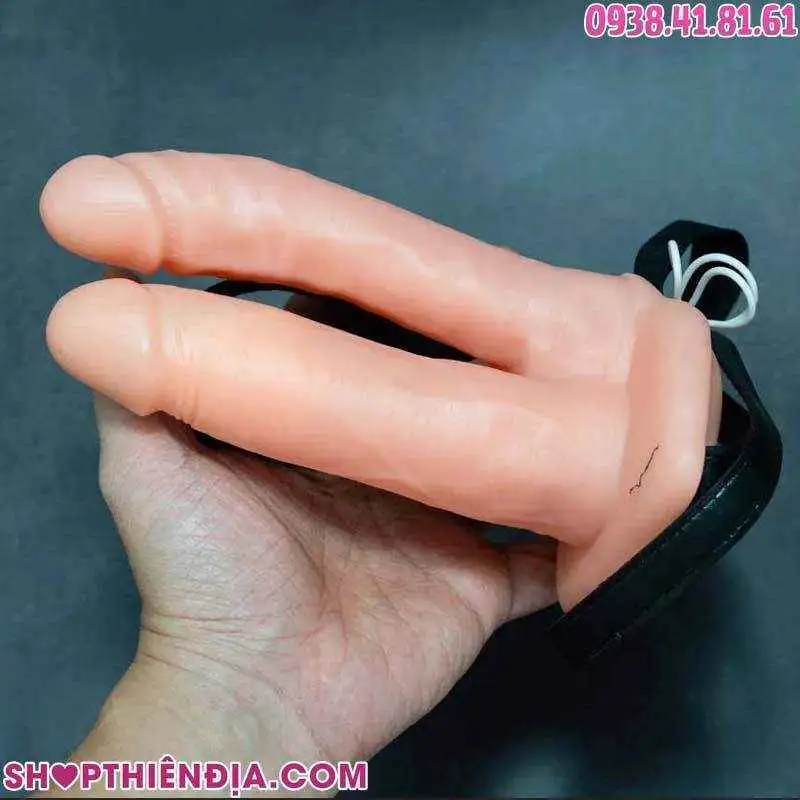 Dương vật giả 2 đầu có dây đeo cho nam Balvin đặt trên lòng bàn tay