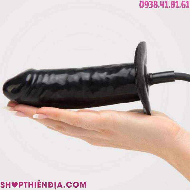 Dương vật giả bơm hơi Bigger Joy ở trạng thái bình thường đặt trên lòng bằng tay