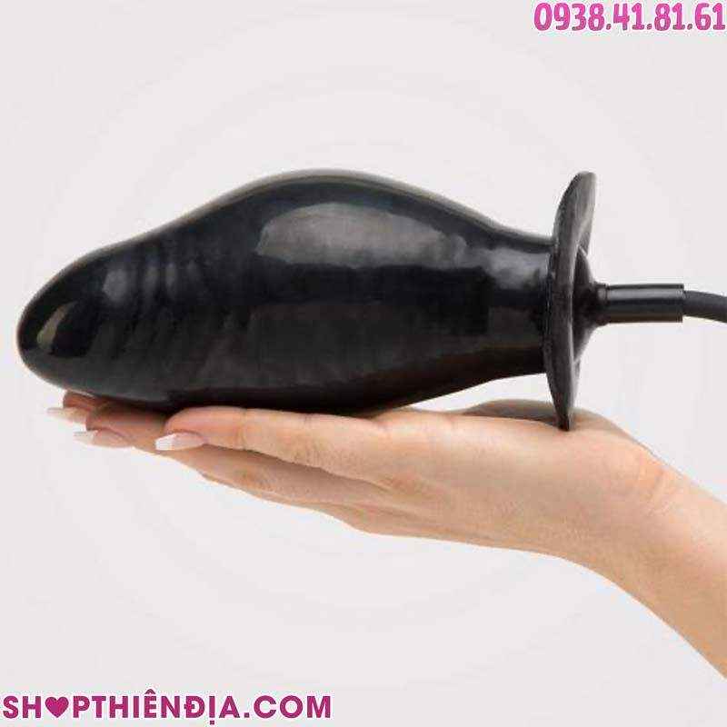 Dương vật giả Bigger Joy khi được bơm hơi đặt trên lòng bàn tay