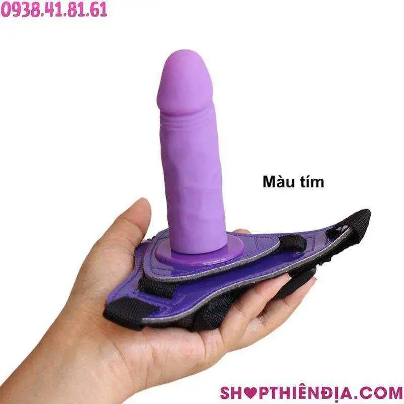 Cầm trên tay dương vật giả có dây đeo size nhỏ Hickey màu tím