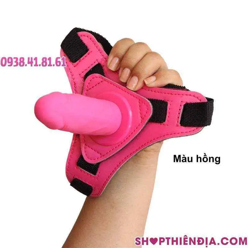 Cầm trên tay dương vật giả có dây đeo size nhỏ Hickey màu hồng