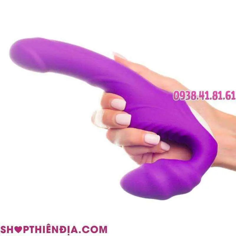 Cầm trên tay dương vật giả 2 đầu Nana