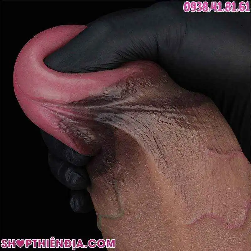 Uốn cong phần đầu dương vật giả hàng khủng XXL Aldo bằng 2 ngón tay