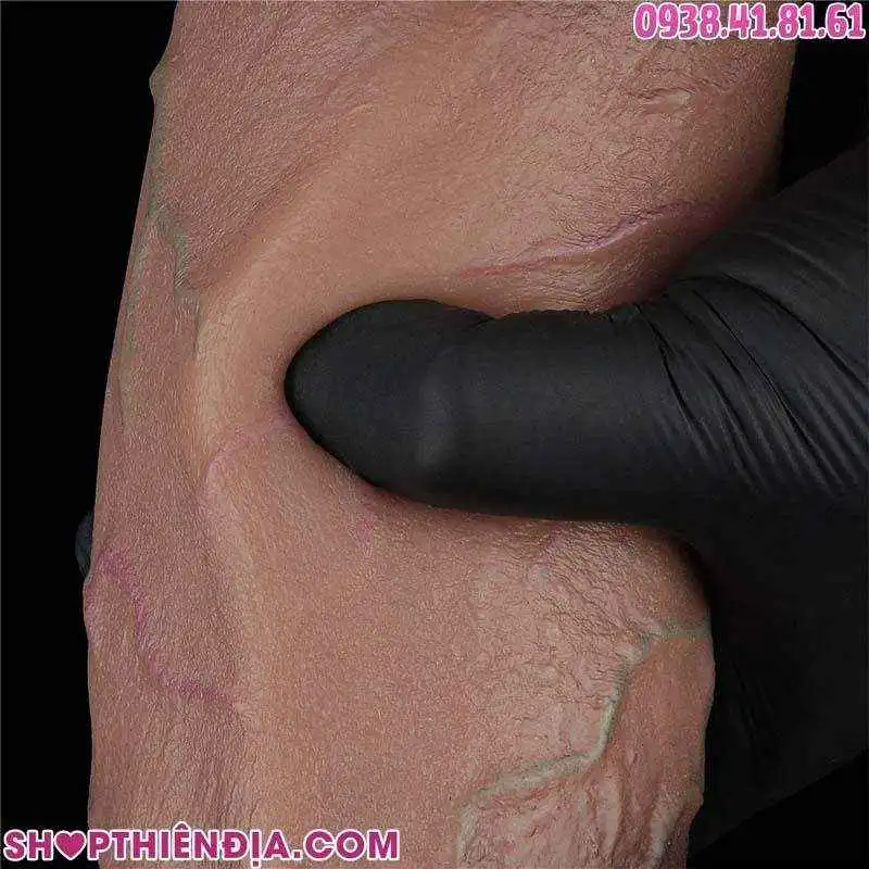 1 ngón tay bóp vào phần thân dương vật giả hàng khủng XXL Aldo