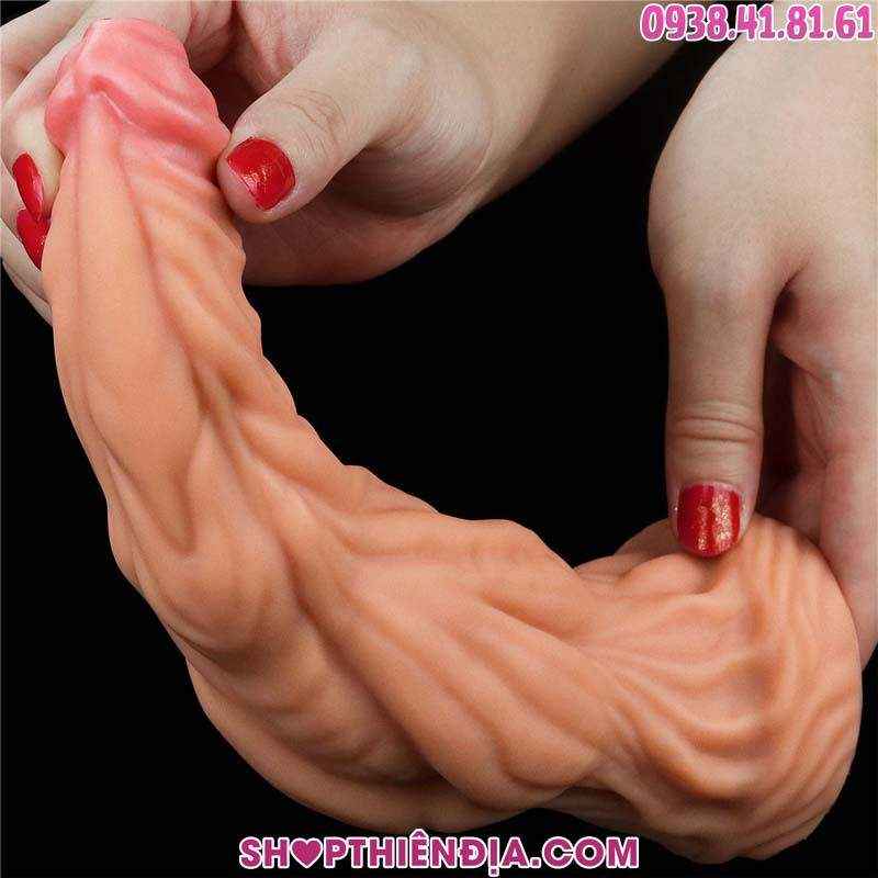 Dùng 2 tay uốn cong dương vật giả khủng siêu gân Behimos bằng silicon bạch kim