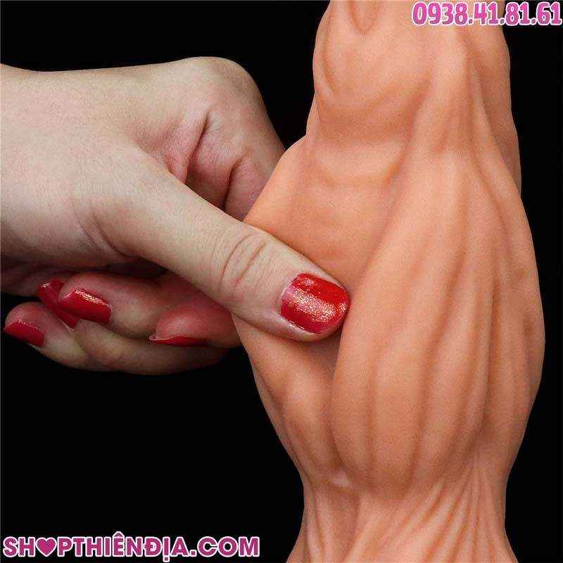 Dùng tay trái bóp phần thân của dương vật giả khủng siêu gân Behimos
