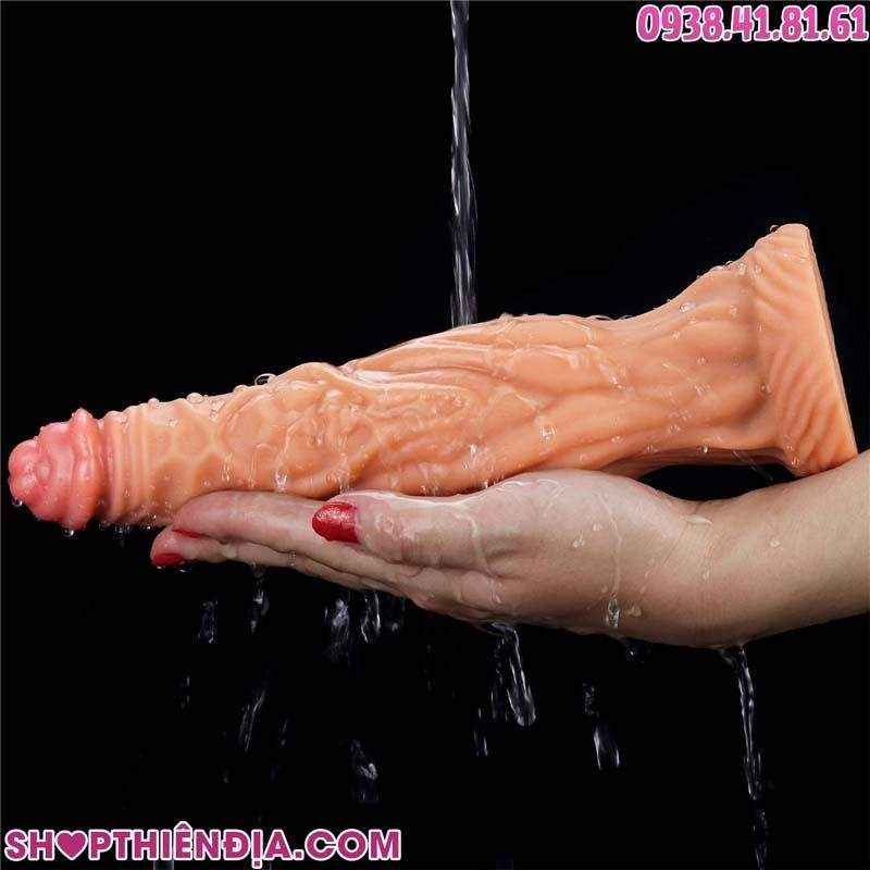 Dương vật giả khủng siêu gân Behimos đặt trên lòng bàn tay dưới dòng nước