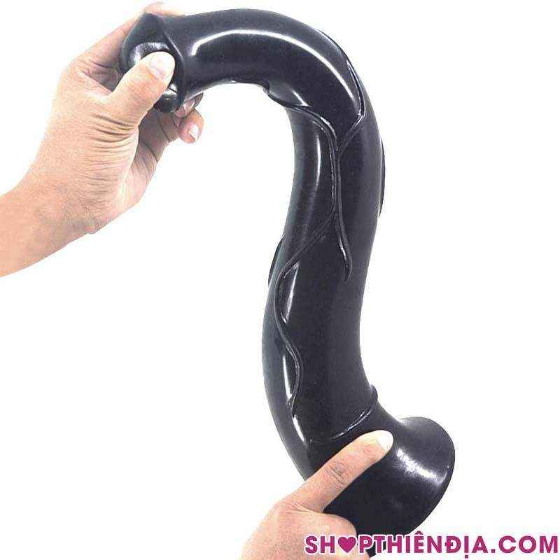 Uốn cong dương vật giả ngựa ô Shayne bằng 2 tay