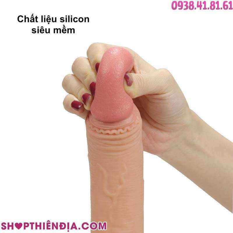 Dùng tay bóp phần đầu dương vật giả rỗng siêu mềm Rodeo