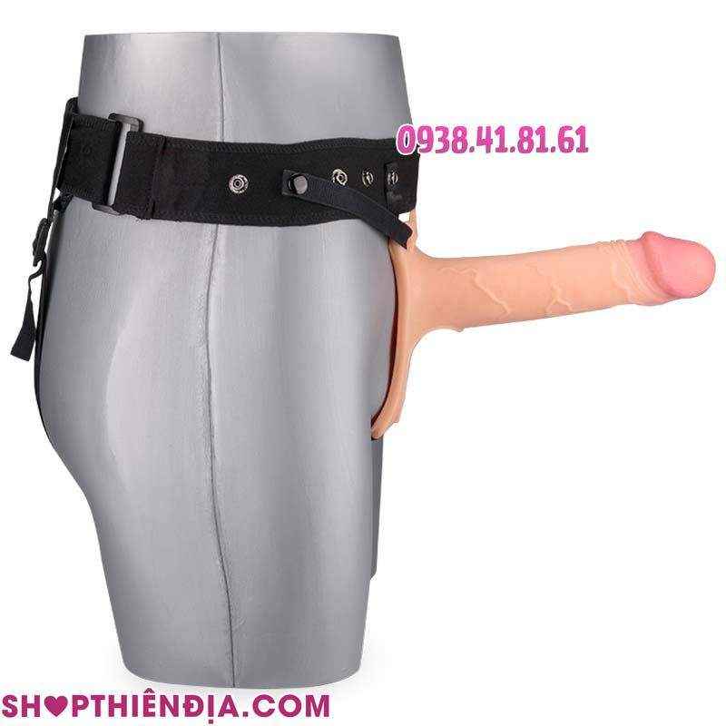 Dương vật giả rỗng siêu mềm hàng khủng Stox đeo vào ma nơ canh nhìn từ bên cạnh