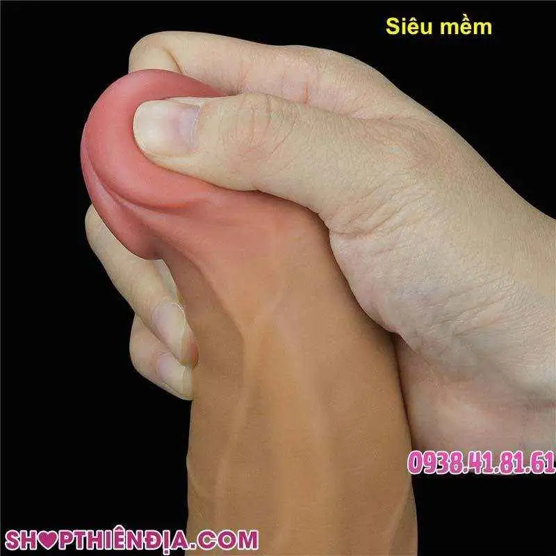 Dùng tay phải bóp phần đầu dương vật giả khủng rung ngoáy Jim