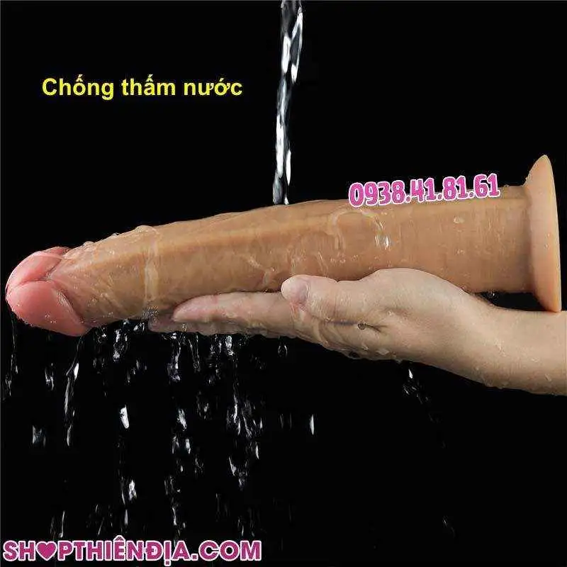 Dương vật giả to rung ngoáy Jim đặt trên lòng bàn tay dưới dòng nước