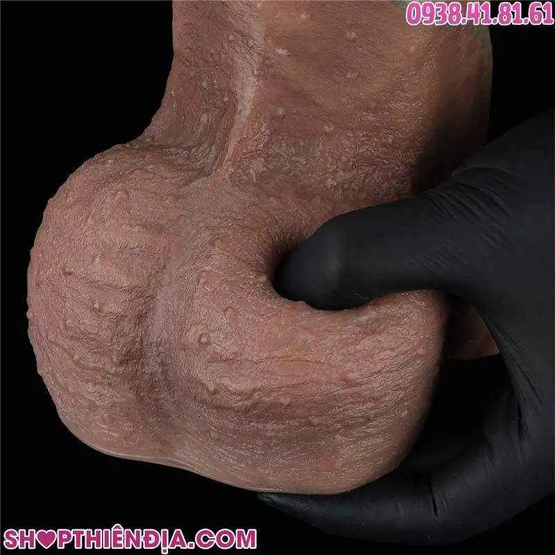 Dùng bàn tay bóp tinh hoàn của dương vật giả siêu khủng XXL Walter