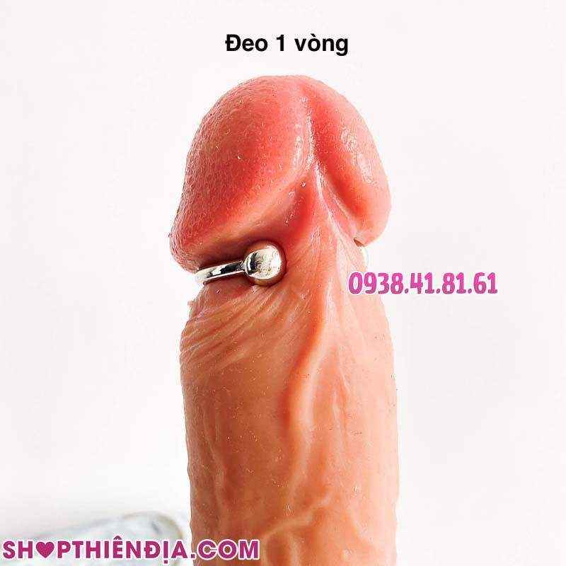 Khuyên đeo dương vật inox 2 bi Maxim được đeo vào dương vật giả