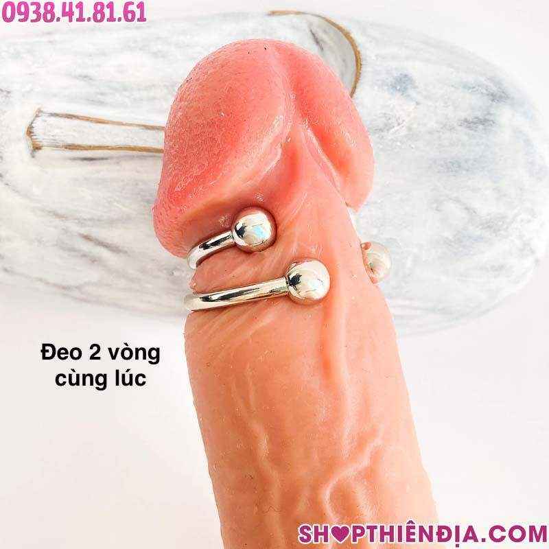 Đeo 2 khuyên inox 2 bi Maxim vào dương vật giả