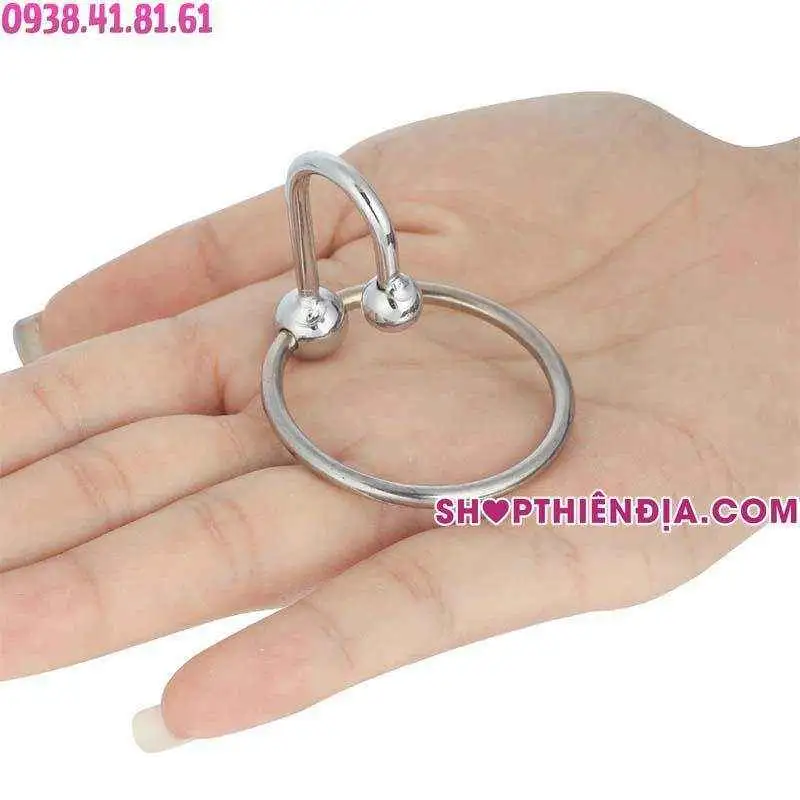 Vòng đeo đầu khấc kèm bi thông niệu đạo Stopper đặt trên lòng bàn tay