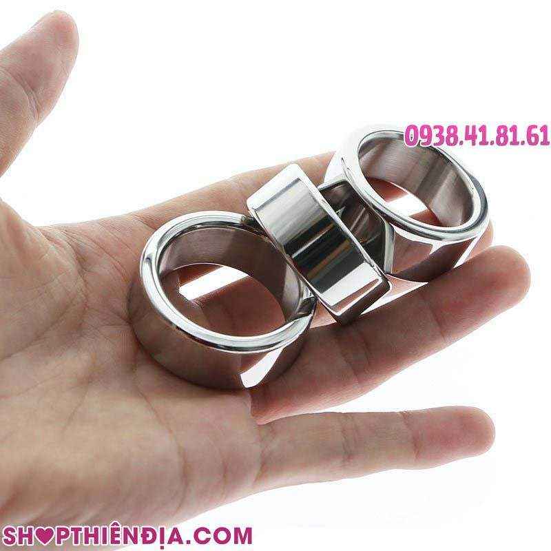 Vòng đeo đầu khất bằng inox Duty đặt trên lòng bàn tay