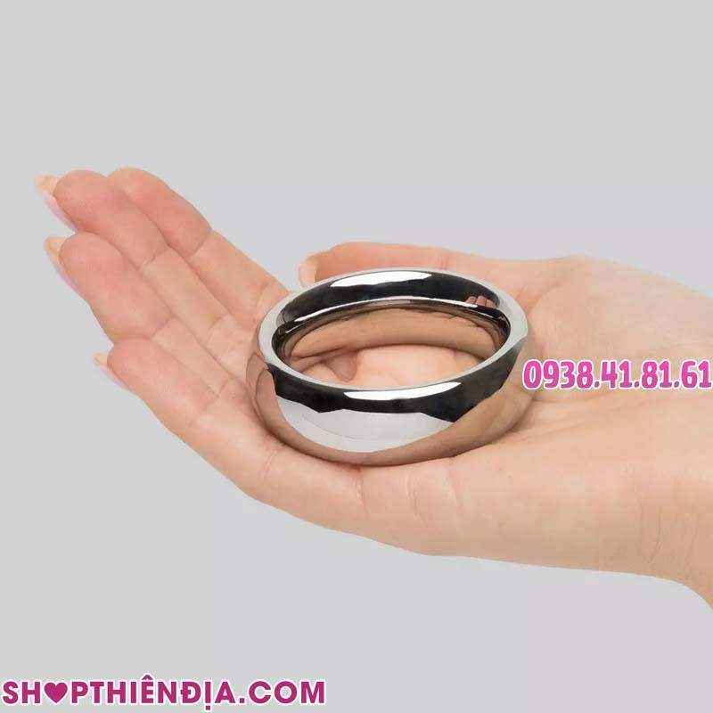 Vòng đeo gốc dương vật bằng thép không gỉ Donut (size nhỏ) đặt trên lòng bàn tay