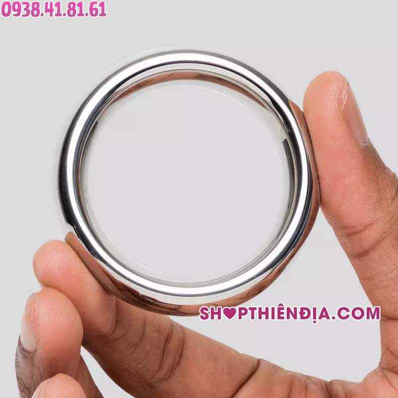 Cầm trên tay vòng đeo gốc dương vật bằng thép không gỉ Donut (size nhỏ)
