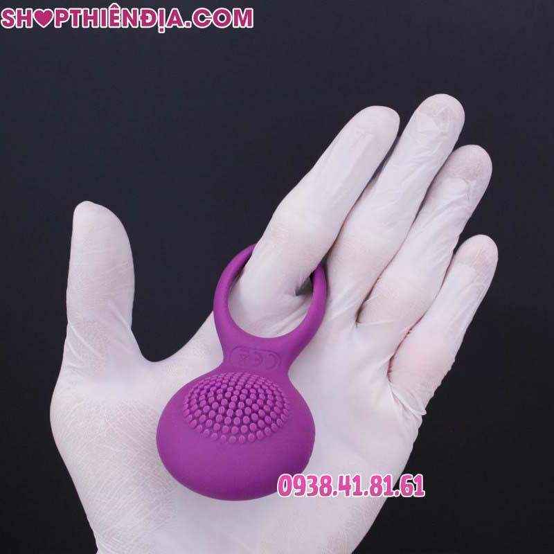 Vòng rung cao cấp Tyler đặt trên lòng bàn tay
