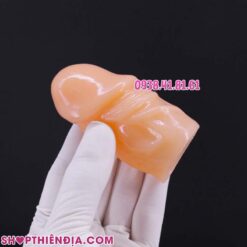 Cầm trên tay bao cao su đôn dên khúc đầu màu da Big Head