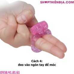 Đeo vòng rung tình yêu trong suốt Fantasy vào ngón tay