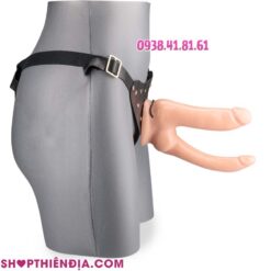 Cu giả có dây đeo đặc ruột 2 đầu có rung Biel mặc vào ma nơ canh, nhìn từ bên cạnh
