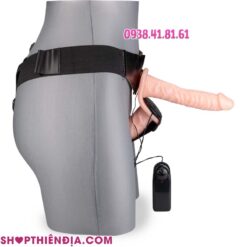 Dương vật giả dây đeo cho les 2 đầu ngược nhau Cody 2 Dương vật giả dây đeo cho les 2 đầu ngược nhau Cody mặc vào ma nơ canh, nhìn từ phía bên cạnh