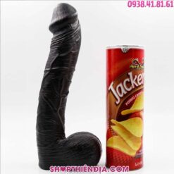 Dương vật giả hàng khủng Châu Phi Bang đặt cạnh hộp khoai tây chiên Jacker 160gr