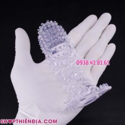 Bao cao su gai dùng nhiều lần Textured Crystal đặt trên lòng bàn tay