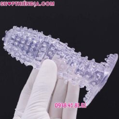 Cầm trên tay bao cao su gai dùng nhiều lần Textured Crystal