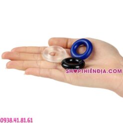 Bộ 3 vòng chống xuất tinh sớm Triple đặt trên lòng bàn tay