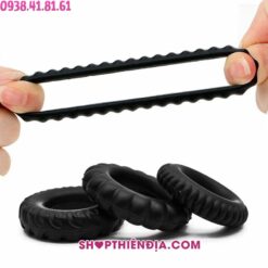 Dùng 2 ngón tay kéo giãn vòng đeo cu Titan Steamy