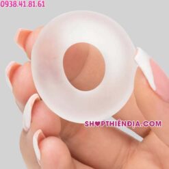 Cầm trên tay vòng đeo chống xuất tinh sớm Durex Pleasure Ring