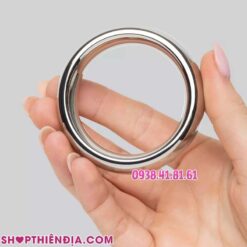 Cầm trên tay vòng đeo gốc dương vật bằng thép không gỉ Donut (size lớn)
