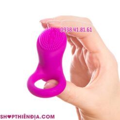 Cầm trên tay vòng rung đeo cu có gai Magenta