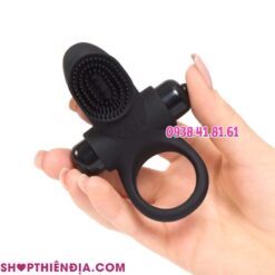 Cầm trên tay vòng rung đeo cu có gai Tickler