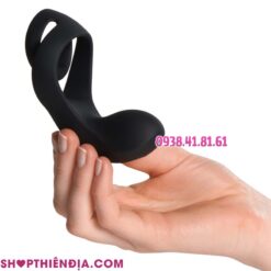 Cầm trên tay vòng rung đôi kích thích tinh hoàn và đáy chậu Benedict