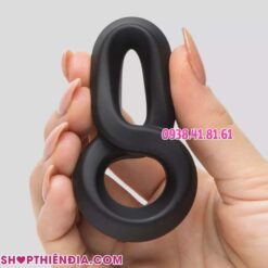 Cầm trên tay vòng silicon hình số 8 chống xuất tinh sớm Julo