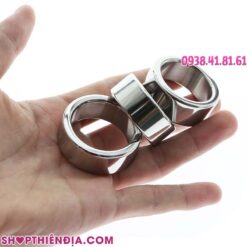 Vòng đeo đầu khất bằng inox Duty đặt trên lòng bàn tay