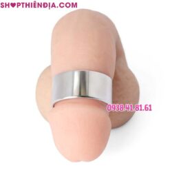 Vòng đeo đầu khất bằng inox Duty được đeo vào dương vật giả nhìn chính diện